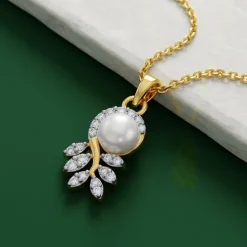 Anushka Sharma Gold Vine of Her Lab grown Diamond Pendant