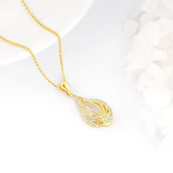 Golden Glint Pendant With Link Chain