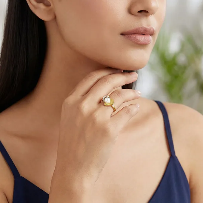 Kriti Sanon Golden Pearl Pulse Heart Ring