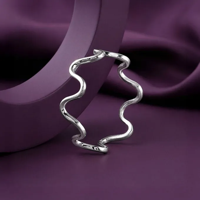 Kriti Sanon Silver Classic Wave Ring