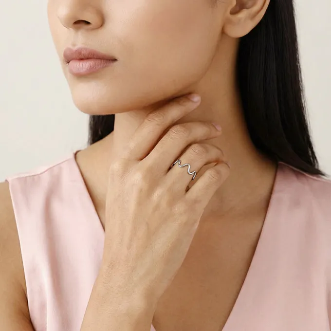 Kriti Sanon Silver Classic Wave Ring