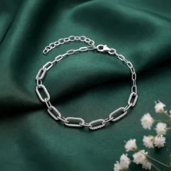 Kriti Sanon Silver Toned Paperclip Link Bracelet