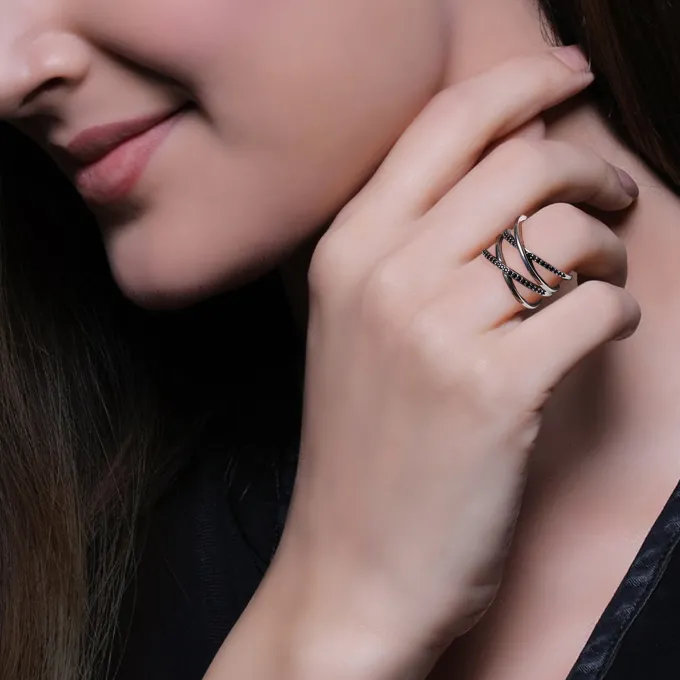 Kriti Sanon Silver Weave Black Zircon Ring