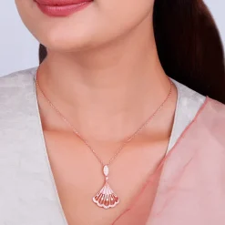 Rose Gold Seashell Pendant With Link Chain