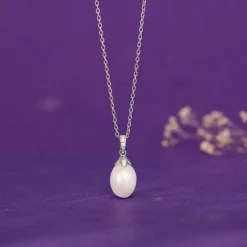Silver Pearly Hug Pendant with Link Chain
