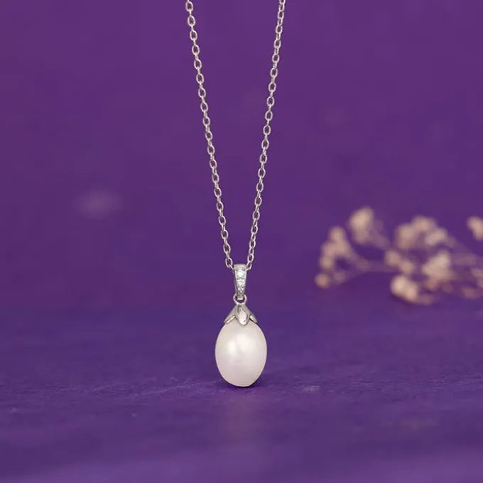 Silver Pearly Hug Pendant with Link Chain