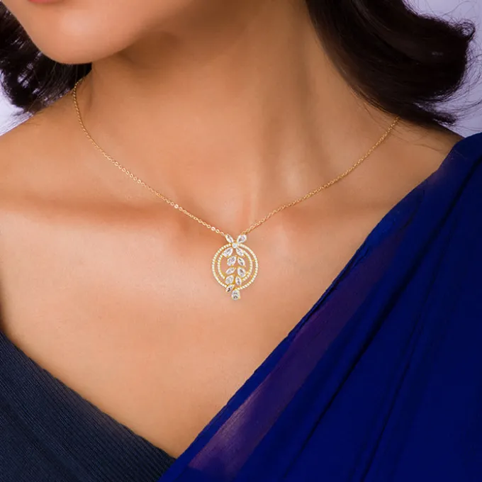 The White Periwinkle Pendant With Link Chain